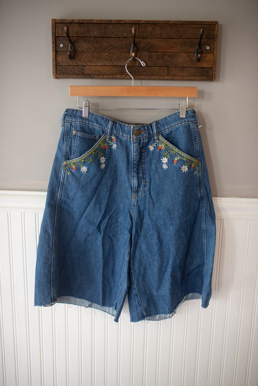 Anthropologie Pilcro Strawberry Embroidered Denim Bermuda Shorts Large??